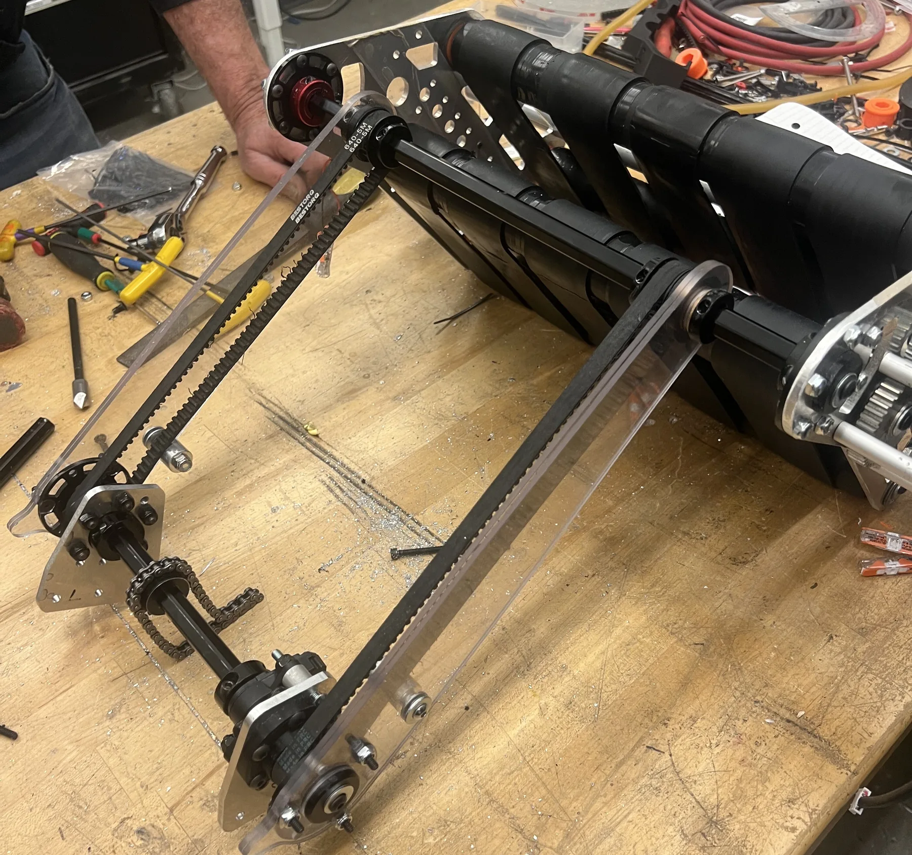 Intake V6: the virtual four-bar linkage arms with chain drive on the bench