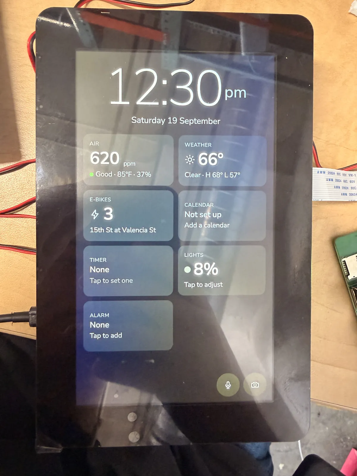 The first HomeDeck home screen on the bare display in portrait, showing the time, CO2, weather and calendar tiles