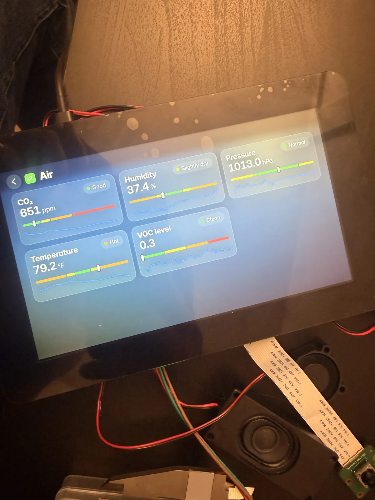 The Air screen with CO2, humidity, temperature and VOC cards in the first enclosure, with the speakers beside it